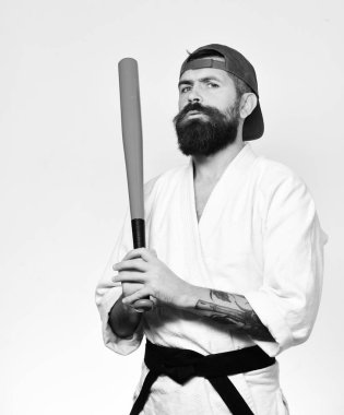 Beyzbol oyuncusu şüpheli yüzü ile yeşil beysbol sopası tutar. Master savaşmaya hazır hale getirilir. Kimono içinde sakallı