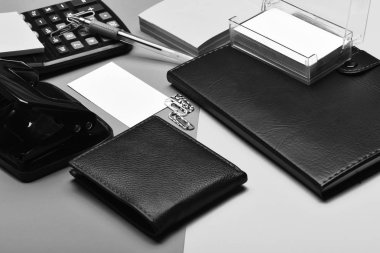Pembe ve mavi arka plan üzerinde izole office araçları yakın çekim. Deri cüzdan ve ileti örneği. İş ve iş kavramı. Hesap makinesi, Not defteri, bir delik, kart sahibi, not kağıdı, kalem ve Klipler.
