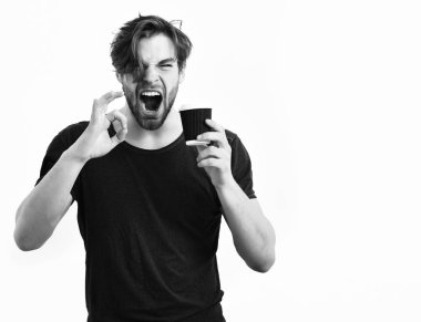 Paket servisi olan restoran kavramı. Beyaz seksi genç maço kahve fincanı holding