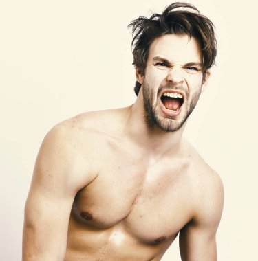 Kızgın yüz güçlü gövde ve altı paketleri ile kaslı adam. Seksi maço veya vücut kas ve formda şekil ile.