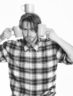 Beyaz arka planda izole edilmiş bardakları tutan yakışıklı adam.