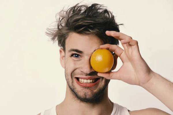 Nutrizione sana e concetto di dieta. Uomo con un occhio arancio che gli copre la mano — Foto Stock