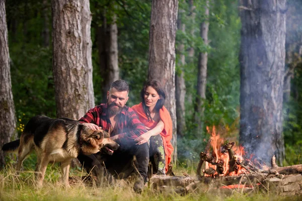 Pareja enamorada o joven familia feliz pasar tiempo juntos . — Foto de Stock