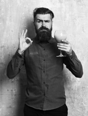 Vahşi hippi elinde tropik alkolik taze kokteyl tutuyor.