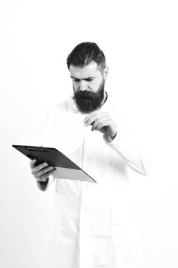 Tıp kavramı. Sakallı acımasız beyaz doktor veya yüksek lisans öğrencisi