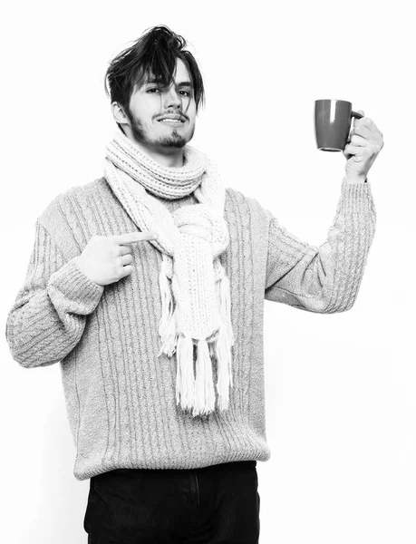 Bel homme barbu avec tasse en pull et écharpe — Photo