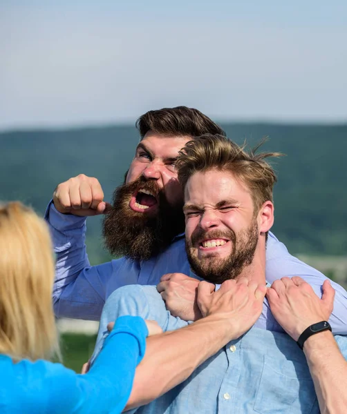 Problème des relations amoureuses. Homme agressif attaque amant de sa petite amie. Concept de leadership et de concurrence. Des hommes qui se battent pour le cœur de dame. Femme tente de mettre fin à la violence, deux hommes se battent à cause d'elle — Photo