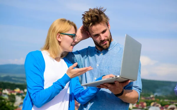 Adam onun projesi istemciye açık sunulması. İstemci ve Tasarımcısı proje tartışıyor. Mobil internet üzerinden her yerde dünyada çalışma imkanı verir. Internet kapsama kavramı. Online erişim — Stok fotoğraf