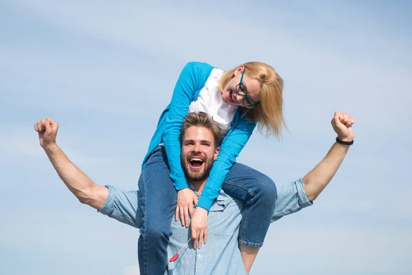 Paar glücklich Date Spaß zusammen haben. Liebhaber genießen Date und fühlen sich frei. Freiheitsbegriff. Verliebte Paare genießen das Gefühl der Freiheit an sonnigen Tagen draußen. Mann trägt Freundin auf Schultern — Stockfoto