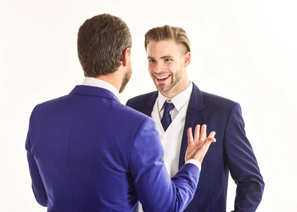 Hombre con cara feliz en traje escuchando a su socio de negocios . —  Fotos de Stock