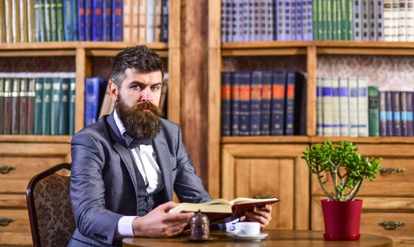 Hipster legge un libro interessante — Foto Stock