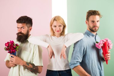 Erkekler rakipleri ile buketler çiçek kız fethetmek deneyin. Kız Orta ilgi gibi olmayı sever. Kız popüler çok erkeklerin dikkatini alırsınız. Aşk üçgeni. Kadın kurnaz yüzü ortak seçin fırsat var