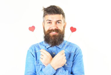 Hipster kağıt kırmızı kalpler ve neşeli yüzü ile.