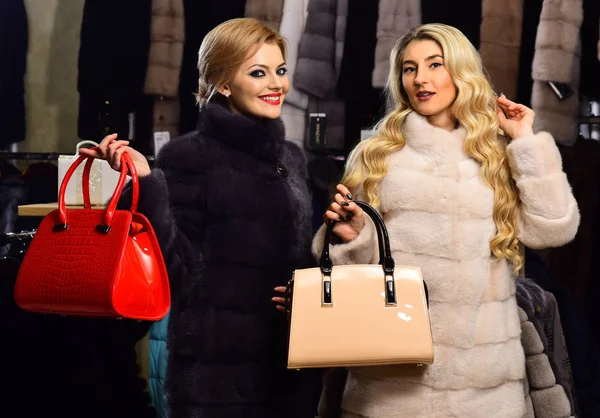 Femmes en manteaux de fourrure avec des sacs dans la boutique de fourrure . — Photo