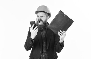 Kızgın inşaatçı ya da inşaatçı birine bağırıyor.