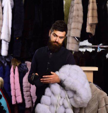 Adam şok yüz cüzdan bakıp kat tutar.