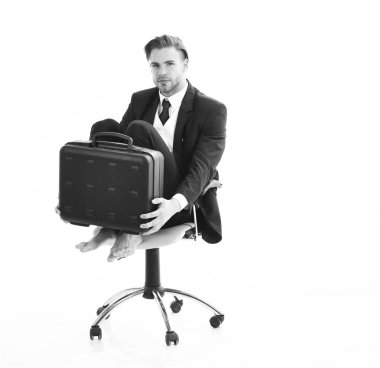 İşadamı kredi borçlarını beyaz arka planda düşünüyor.