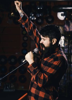 Sakal ve bıyık şarkı şarkıda karaoke ile müzisyen. Hipster sahnede şarkı söylemeyi seviyor. Şarkı söylerken mikrofon, hevesli yüzü olan adam tutar,