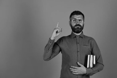 Mavi renkli çocuklar olarak dizüstü bilgisayarlar üzerinde mavi arka plan ver. Profesör emin yüz ifadesi ile. Öğretmen gözlük takar