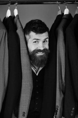 Moda ve bireysel tarzı kavramı. Mavi arka plan üzerinde özel ceketler yakınındaki mutlu yüz ile terzi