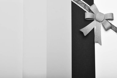 El yapımı süs renkli çizgili arka plan. Köşede yay ile mevcut şal: hediye ve kutlama kavramı