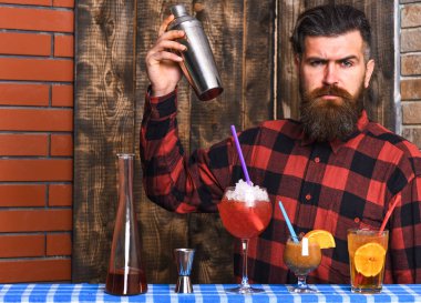 Ahşap doku arka plan üzerinde kareli gömlekli adam.