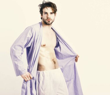 Gövde ile adam ve altı paketleri içinde mavi bornoz uygun. Beyaz zemin üzerine mavi bornoz sakallı.