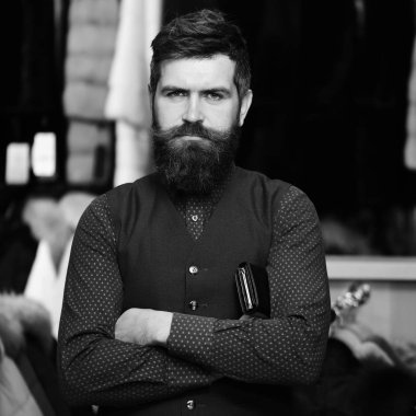 Moda ve alışveriş kavramı. Nakit ile iş adamı. Adam kendinden emin yüz cüzdan kürklü ceket raflar üzerinde tutar.