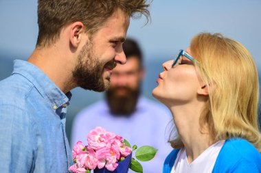Açık toplantı aşık romantik ilişkiler flört. Çift romantik tarih sevgilisi mevcut buket çiçekler. Karşılıksız aşk kavramı. Kıskanç koca bekledikten arka plan üzerinde izlerken sırasında dating aşık çift