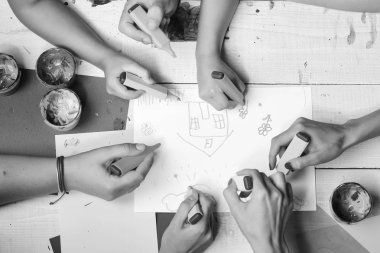 Sanat ve fikir kavramı. Sanatçı ahşap masa boyalar ve renkli kağıt