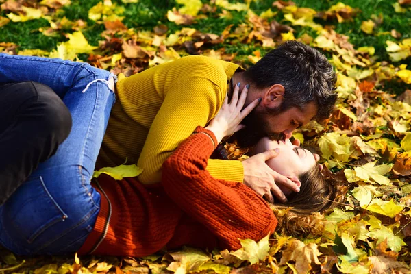 Relación y tiempo de otoño. Hombre y mujer con caras tiernas —  Fotos de Stock