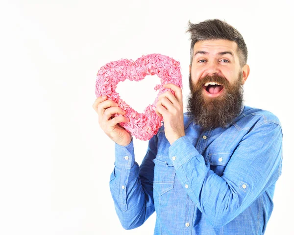 Pembe kalpli yakışıklı adam portresi