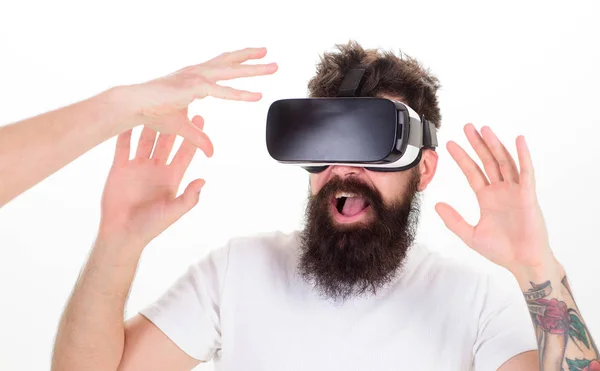 Muž s plnovousem Vr brýle, bílé pozadí. Pojem virtuální reality. Bokovky využívají moderní technologie pro zábavu. Guy se hlavy připojené displeje komunikovat s rukou ve virtuální realitě — Stock fotografie