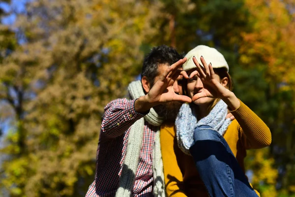 Citas y otoño concepto de amor. Hombre y mujer muestran el corazón —  Fotos de Stock