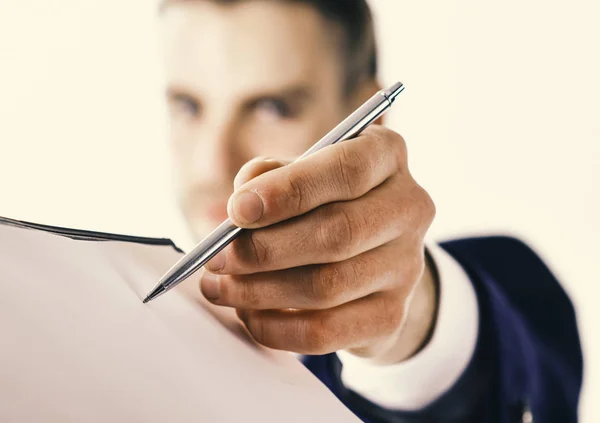 Üzletember birtokolja toll-papír dokumentum közelében, közelről. Férfi öltöny vagy üzletember jelek dokumentum toll. — Stock Fotó