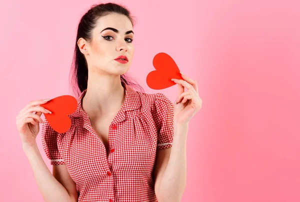 Retrato bonita mujer envía aire beso con rojo corazones — Foto de Stock