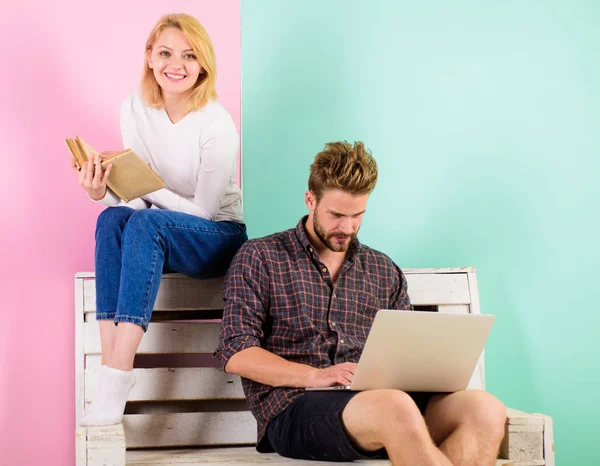 Öğrenciler giriş sınavına hazırlık boş zaman harcamak. Çift olan öğrenciler kitap ve dizüstü eğitim. Erkek ve kadın farklı öğrenme yaklaşımı kullanın. Modern öğrenciler bunun yerine eski dijital yaklaşımı kullanın