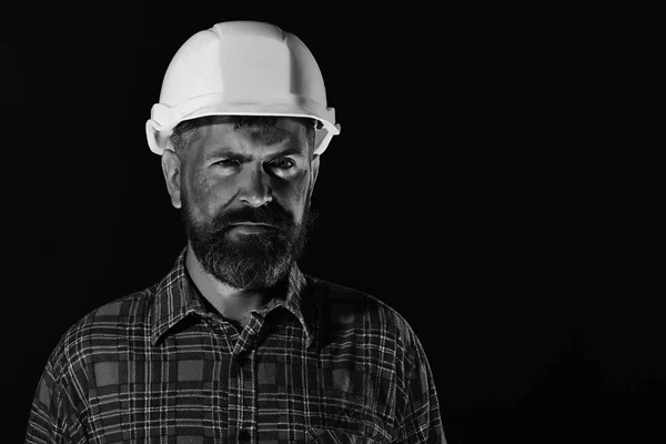 Builder lub osoba zajmująca się naprawami z brodą grubości. Budowa i ciężkiej pracy koncepcja. Człowiek z twarzą pewność — Zdjęcie stockowe