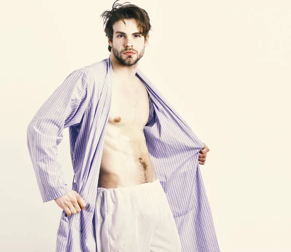 Gövde ile adam ve altı paketleri içinde mavi bornoz uygun. Beyaz zemin üzerine mavi bornoz sakallı.