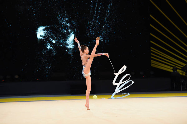 Киев, Украина - 17 марта 2017 года: гимнастка выступает на соревнованиях по художественной гимнастике Кубок Дерюгиной на Место спорта в Киеве, Украина
