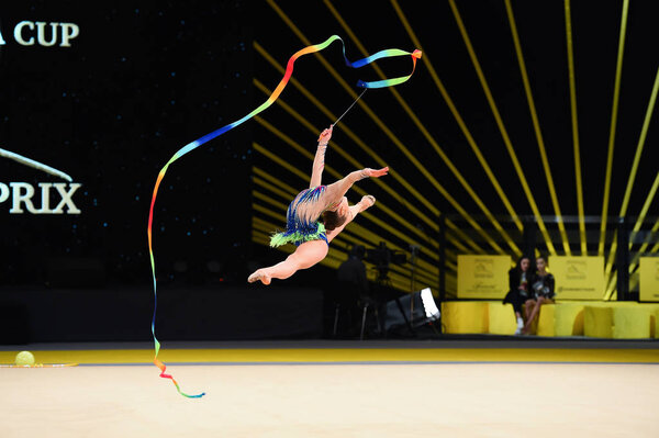 Киев, Украина - 17 марта 2017 года: гимнастка выступает на соревнованиях по художественной гимнастике Кубок Дерюгиной на Место спорта в Киеве, Украина
