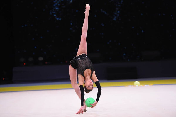 Киев, Украина - 17 марта 2017 года: гимнастка выступает на соревнованиях по художественной гимнастике Кубок Дерюгиной на Место спорта в Киеве, Украина

