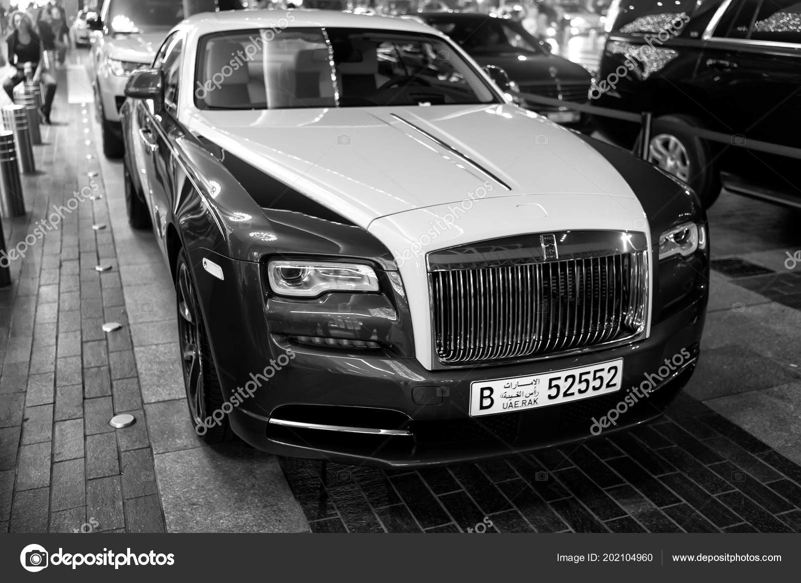 ドバイ ・ モールの横にある高級車ロールスロイス レイス