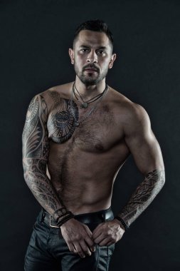 Dövmeli vücut sakallı adam. Kot pantolon seksi çıplak gövde olan adam. Model altı paketi ve AB atlet ile veya sporcu kas göğüs ve karın ile dövme. Spor ya da fitness ve welness, vintage filtre