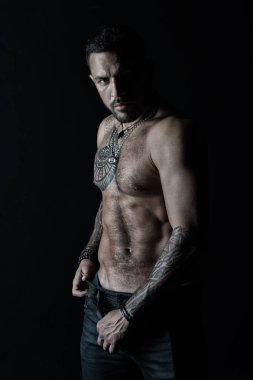 Sakallı adam gömleksiz fit vücut'la. Dövme tasarım cilt üzerinde olan adam. Kot pantolon moda model toka deri kemer. Sporcu altı paketi ve AB Fitness Spor ve welness, vintage filtre ile