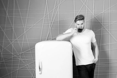 Buzdolabı, sabah içkiyle bekarlığa veda. Mutfakta çay veya kahve dostum. Pembe bir arka plan üzerinde retro buzdolabı maço içki. Kahvaltı ferahlık ve enerji. Soğuk veya baca için sağlıklı beslenme