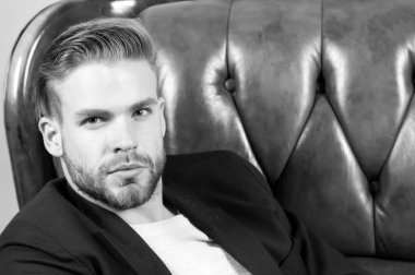 Kahverengi deri koltuk maço oturmak