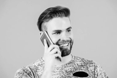 Mutlu maço konuşmak smartphone, modern yaşam