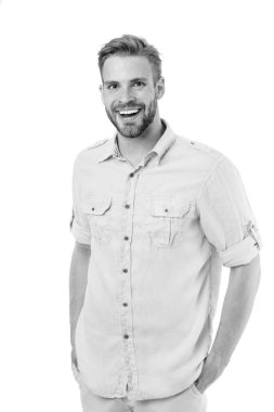 Mutlu bir adam beyaz arka plan üzerinde izole ceplerinde tutuşsun. Gömlek gülümseyen sakallı adam. O samimi bir gülümseme var. Casual tarzda. Yakışıklı ve kendine güvenen, siyah ve beyaz