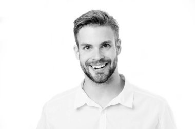 Sakallı mutlu adam. Adam beyaz arka plan üzerinde izole tıraşsız yüzündeki mükemmel gülümseme ile. Sakallı ve yakışıklı. Cilt bakım ve bakım. Saç ve Kuaför Salonu, siyah ve beyaz